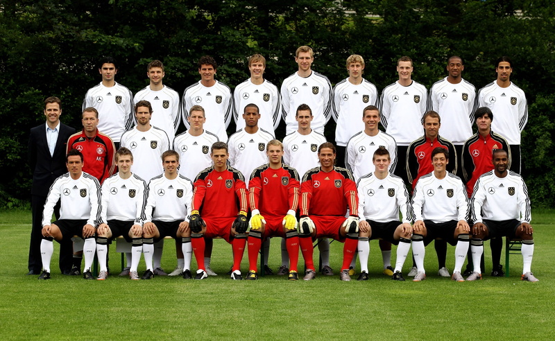 standing, men, portrait, teenage boys, Munchen, smiling, 2K, group of people, males, jersey, red, plant, s, large group of people, Bayern, real people