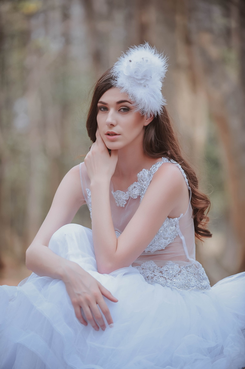contemplation, women, sitting, day, fashion, fur, young adult, sits, front view, looking, white color, beautiful woman, hairstyle, leisure activity, lifestyles