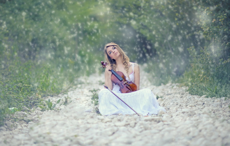 hairstyle, women, land, women outdoors, beautiful woman, young women, sitting, beauty, holding, adult, full length, 2K, day, hair, blond hair, violin