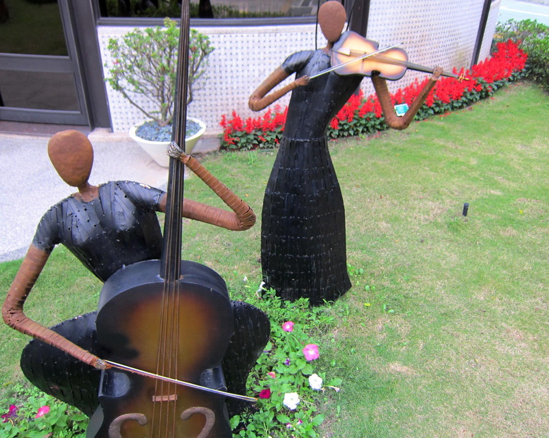 statue, meadow, music statue, 1080P, violinist, music, cellist, nature and landscapes, hot spring hotel