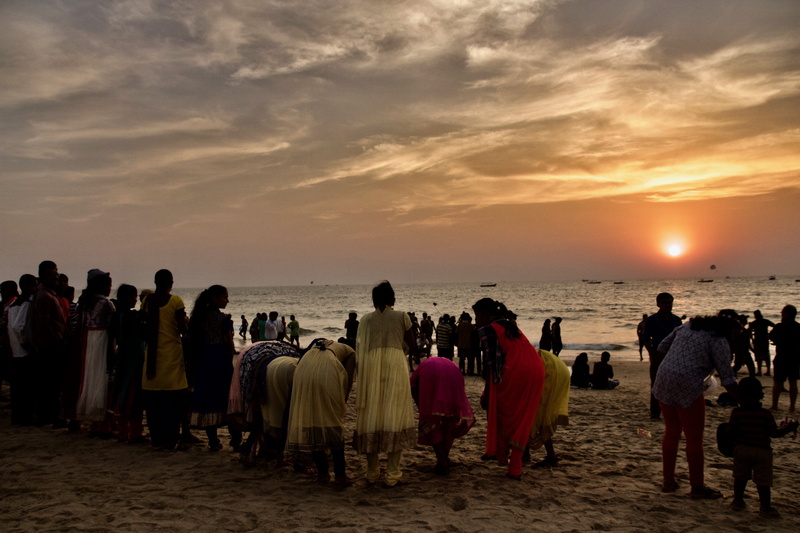 women, group of people, land, sunset, men, cleansing, large group of people, water, 5K, real people, sky, goa, crowd, sea, horizon over water, nature