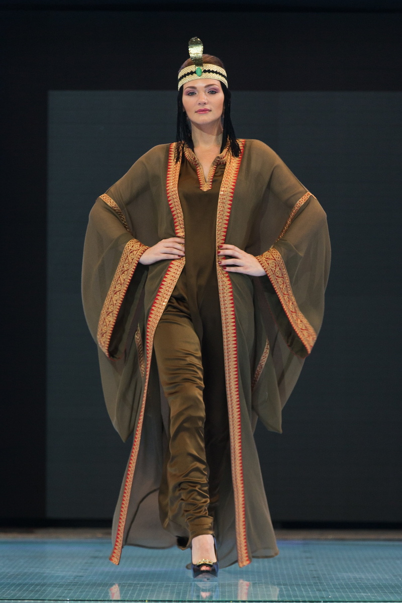runway, real people, adult, leisure activity, looking at camera, girl, clothes, fashion show, adults only, vogue, wear, young women, model, skill, stylish