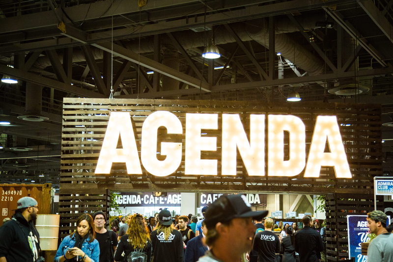 sign, communication, building exterior, 5K, large group of people, outdoors, western script, lifestyles, message, show, crowd, nightlife, agenda, text