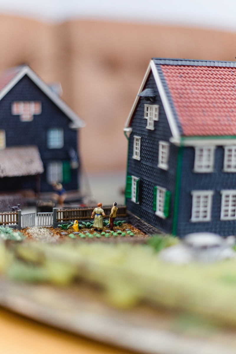 miniature, surface level, apartment, toy figures, roof, close-up, mini house, small, fieldwork, architecture, toys, feudal, home ownership, tilt-shift
