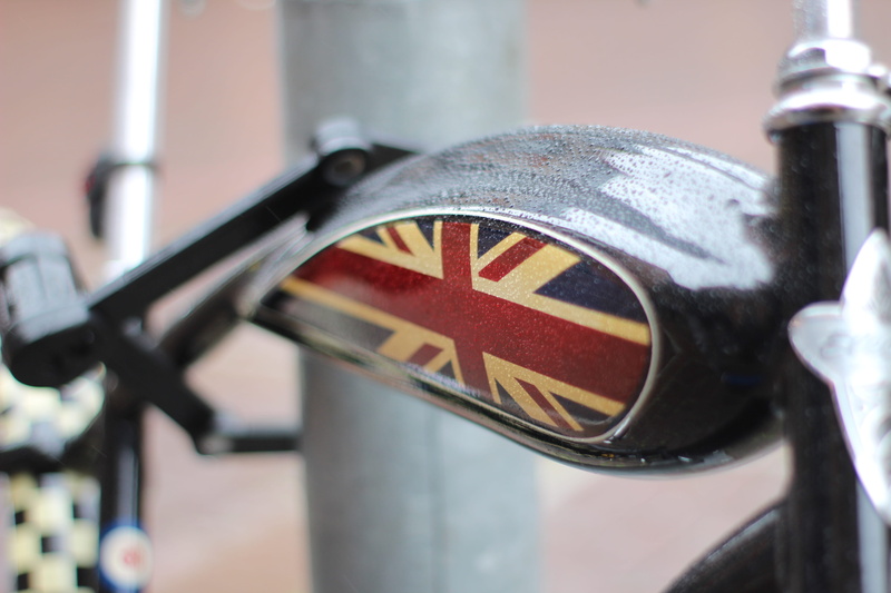 text, outdoors, selective focus, bike, safety, transportation, no people, land vehicle, close-up, flag, english, city, 5K, england, london, focus on foreground