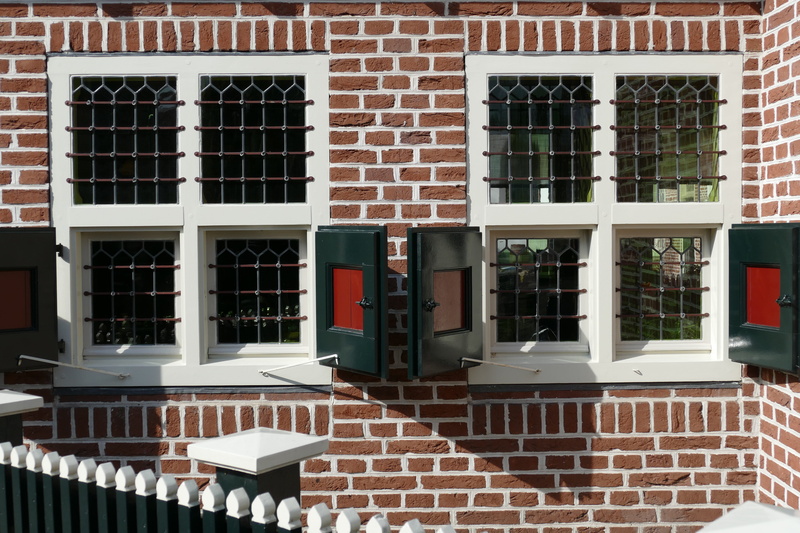 architecture, bourtange, outdoors, no people, glass - material, sunlight, day, wall, shadow, built structure, brick wall, white color, red, 5K, table