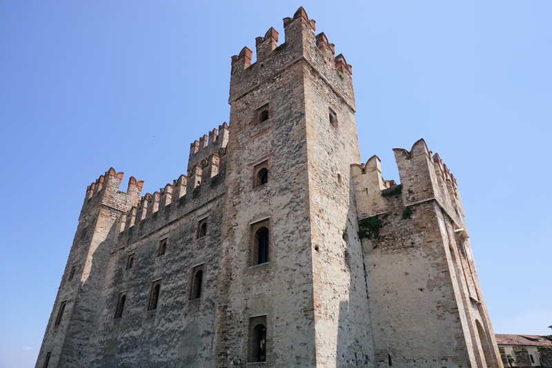 5K, italy, blue, wall, no people, building exterior, castle castle, ancient, historic building, sky, garda, fortress, sirmione, castle, travel destinations