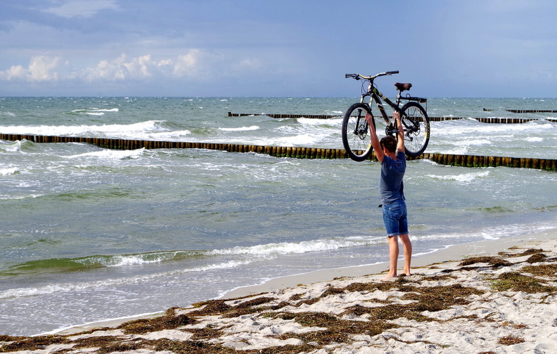 beauty in nature, sport, horizon, wave, fitness, lifestyles, strong, sea, land, sky, bicycle, summer, scenics - nature, day, leisure, dom, motion, beach