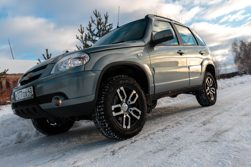 white, transportation, silver colored, suv, outdoors, cold temperature, retro styled, machine, no people, snow, car, jeep, stationary, way home, 5K, road snow
