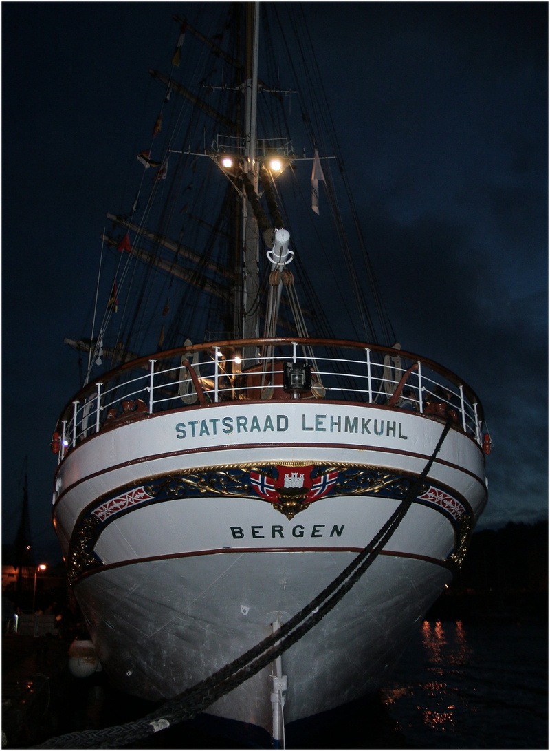 sea, 2K, harbor, mast, western script, sky, outdoors, illuminated, no people, building exterior, mode of transportation, nautical vessel, ship, transportation
