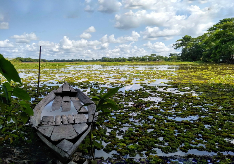 cloud - sky, green color, beauty in nature, travel, river, punt, growth, boat, sky, lake, day, water, tree, outdoors, tranquility, non-urban scene, tranquil scene