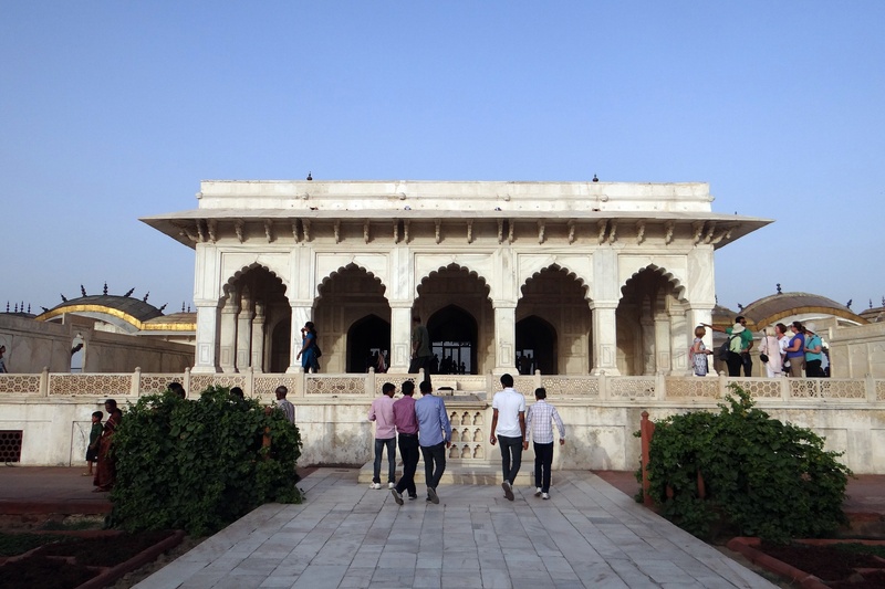 clear sky, architecture, history, group of people, built structure, tourist, 2K, sky, india, real people, city, travel, marble, nature, the past, architectural column