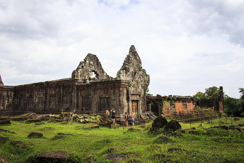 historic, ancient civilization, 5K, grass, history, people, outdoors, wall, asia, built structure, building exterior, surrounded, monument, building, plant