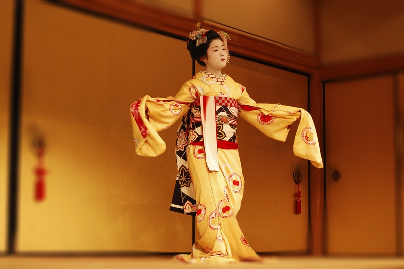 arms raised, representation, architecture, traditional clothing, kimono, paint, chinese, 2K, sculpture, japan, dress, scenario, theatre, kabuki, indoors