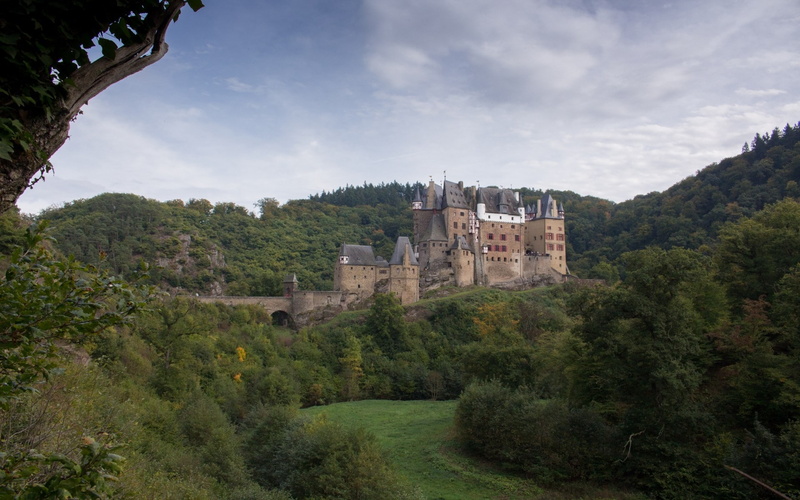 history, building, beauty in nature, land, built structure, no people, plant, architecture, tranquility, eltz castle, luxury, travel destinations, scenics - nature