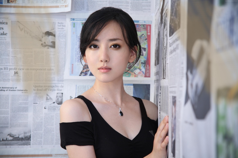 front view, women, 4K, contemplation, tian, hairstyle, looking at camera, lifestyles, beauty, waist up, standing, indoors, leisure activity, real people