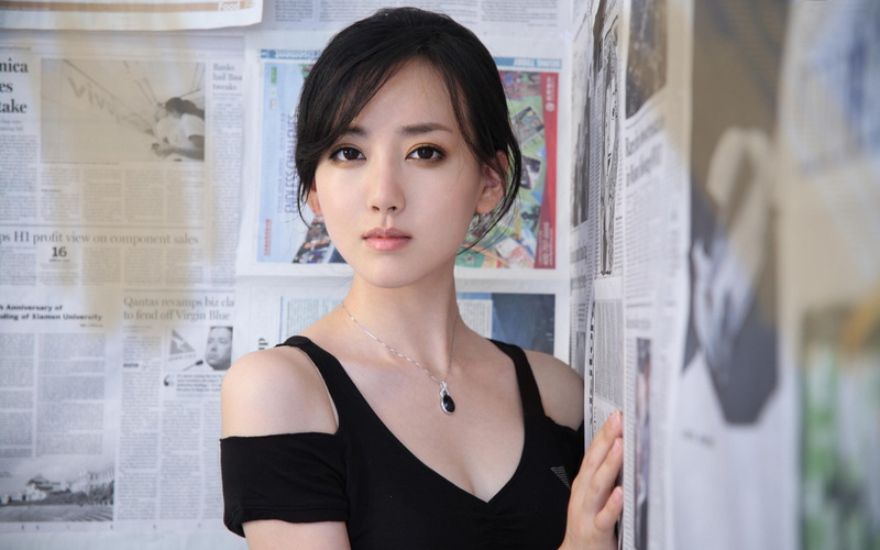 females, leisure activity, real people, casual clothing, beautiful woman, 2K, looking at camera, front view, tian, young women, jing, beauty