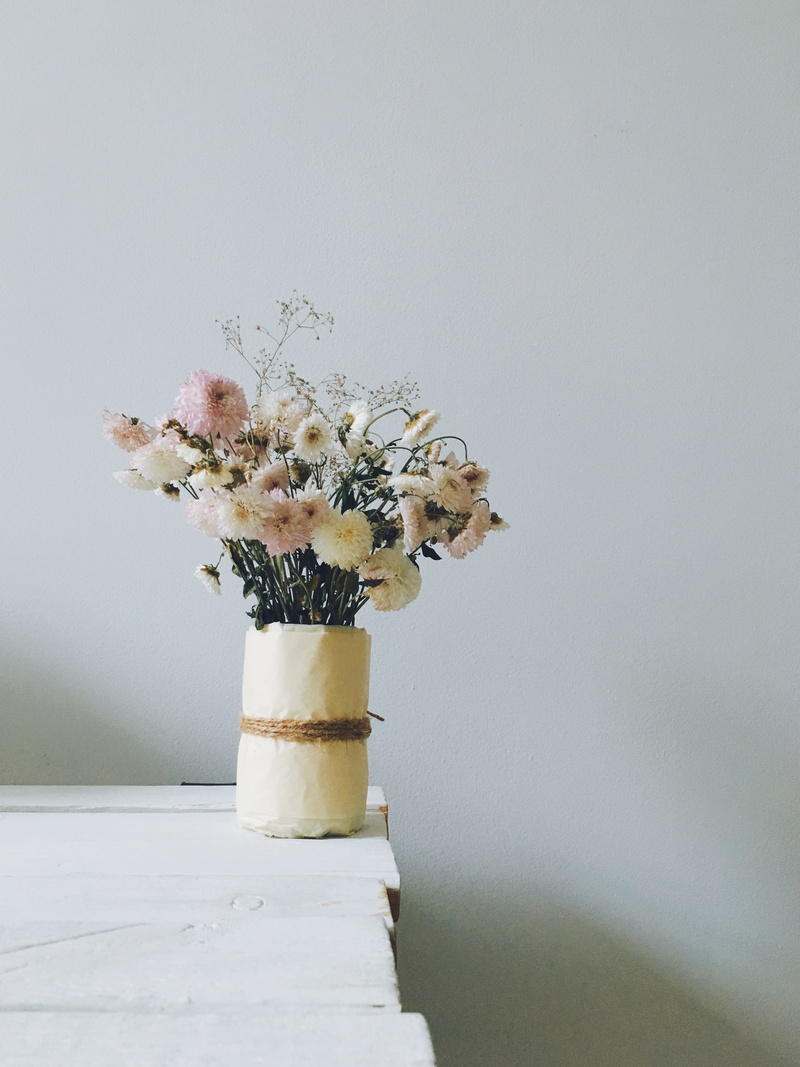 table, sunday, flowering plant, cozy, flower, white, nature, pink flower, growth, dry, delight, purple, minimal, vulnerability, plant, interior, vase, wall - building feature