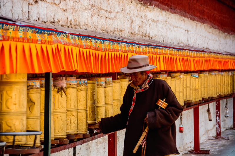 traditional clothing, Potala Palace, mature men, Prayer, one person, the potala palace, one senior man only, the old man, leisure activity, only men, occupation