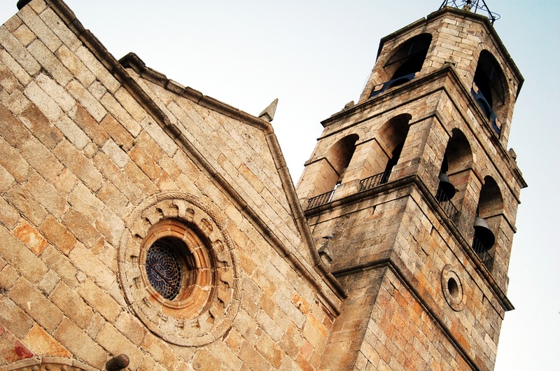 facade, clock, church, rose window, building exterior, belief, history, old town, clear sky, 1080P, low angle view, religion, sky, structure, building