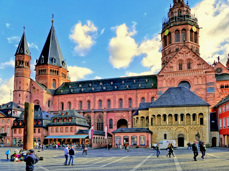 historic, old town, town, urban, incidental people, landmark, culture, cathedral, the past, architecture, building exterior, history, cloud - sky, historical
