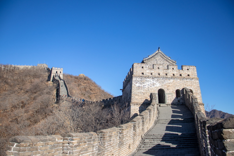 clear sky, mountains, sunlight, the past, border, landmark, sunny, city, great wall, ancient, china, mountain, tourism, famous, building exterior, old