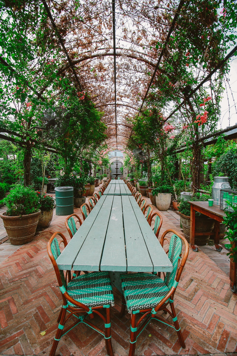 in a row, architecture, no people, ground of alexandria, the way forward, growth, green, green color, tree, arch, garden, seats, tables, dining area, seat