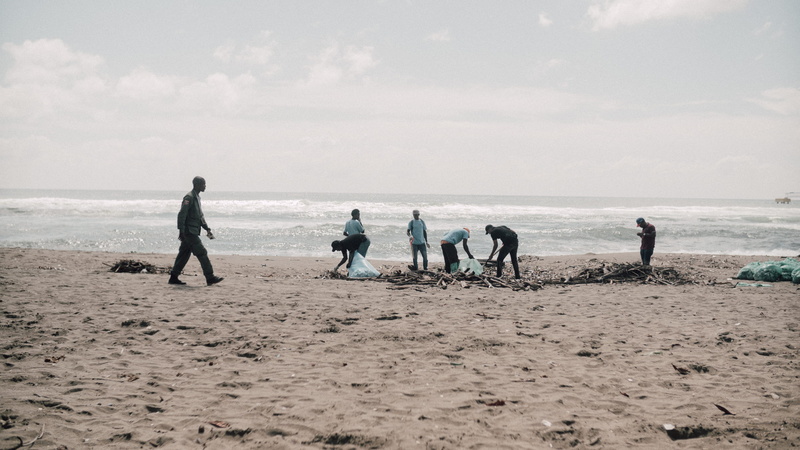 dominican republic, horizon, sand, men, group, real people, horizon over water, land, sea, group of people, medium group of people, lifestyles, sky, santo domingo