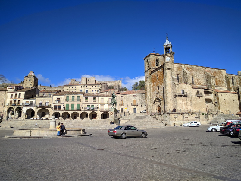 architecture, tourist, ground, extremadura, religion, iglesia, forest, building exterior, land vehicle, españa, built structure, blue, plaza, construcción