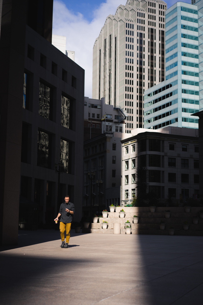 outdoors, californium, shadow, paisaje urbano, standing, light, edificio, land vehicle, transportation, built structure, urban, residential district, city