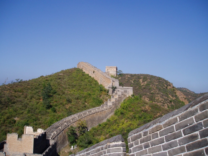 clear sky, day, great wall, wall, travel, ruined, fortified wall, outdoors, tourism, stone wall, building exterior, ancient history, built structure, nature