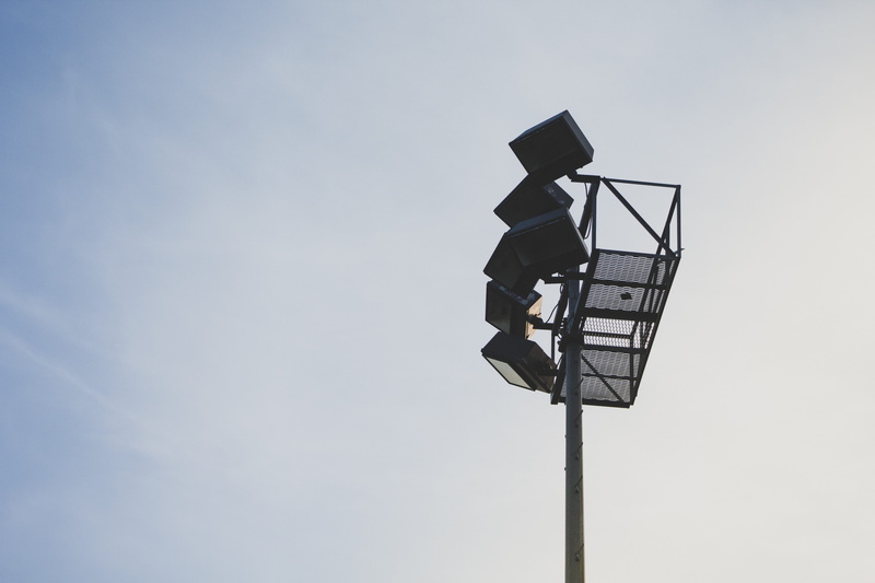 light, lighting equipment, baseball, security, occupation, metal, game, 5K, copy space, nature, outdoors, one person, clear sky, sky, protection, lookout tower