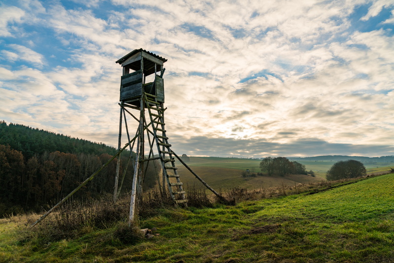 watch, beauty in nature, cloud - sky, no people, 8K, outdoors, hunter was, grass, brown, built structure, observation point, safety, rural scene, architecture