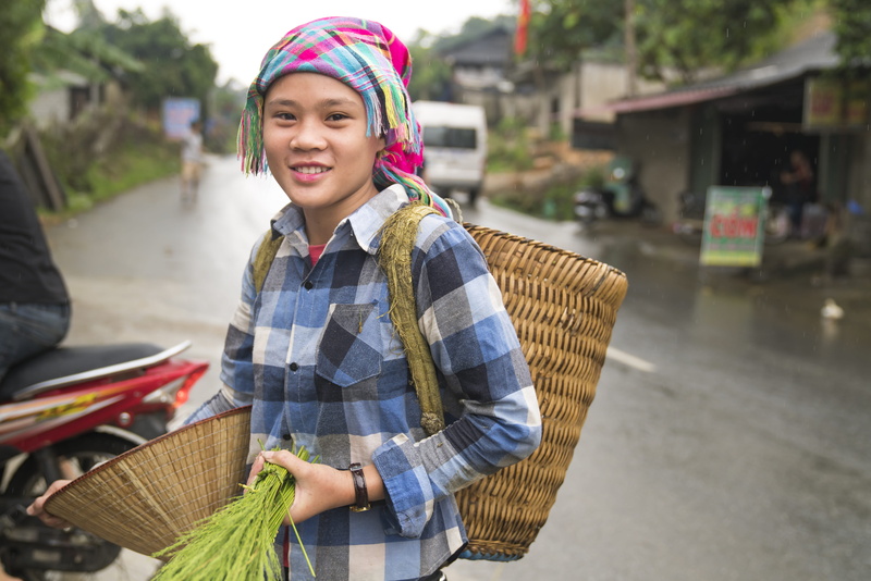 pretty, person, scarf, headscarf, 5K, youth, smiling, daylight, real people, basket, beautiful woman, facial expression, leisure activity, wicker basket
