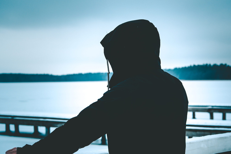lifestyles, winter, waterfront, portrait, leisure activity, one person, standing, looking at view, photography, sky, rear view, headshot, real people, landscape
