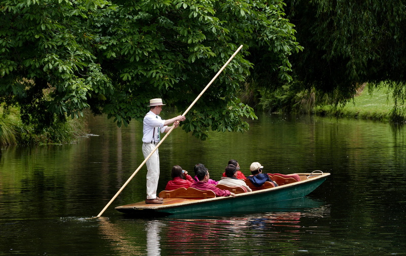 punting, casual, transportation, growth, couple, water, avon river, green color, real people, tree, boat, nature, leisure activity, punt boat, outdoors