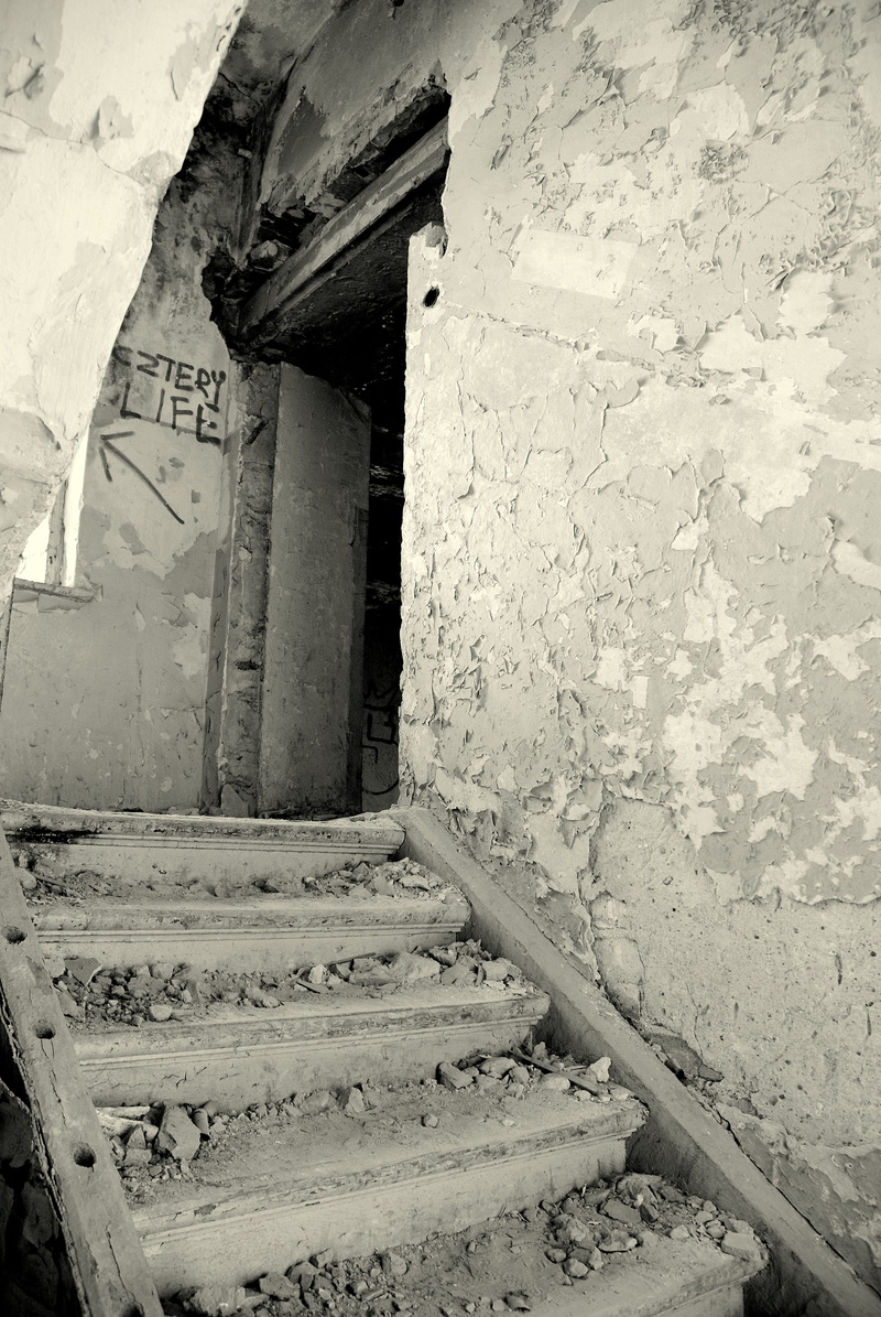 entrance, ruined, old stairs, staircase, obsolete, abandoned, weathered, 4K, damaged, deterioration, building, door, bad condition, built structure, praga