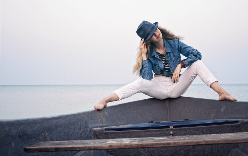 black, calm, hair, summer, women, privacy, tranquility, sits, men, water, sea, day, the lone, hairstyle, lifestyles, 4K, woman, nature, hat, horizon, relaxation