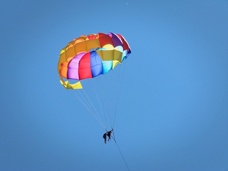 nature, low angle view, real people, sky, leisure activity, unrecognizable person, extreme sports, transportation, holiday, parasailing, copy space, paragliding