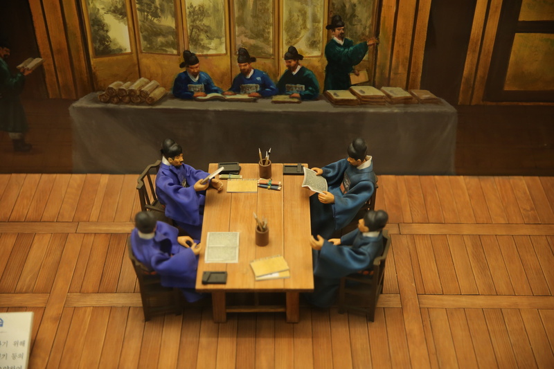 joseon dynasty, flooring, real people, museum, education, indoors, young adult, sitting, 5K, jeonju, learning, hardwood floor, religion, people, friendship