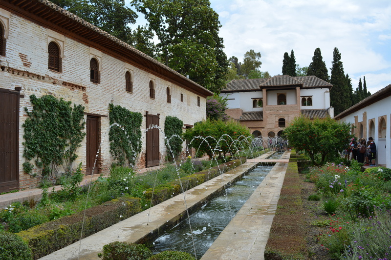 residential district, house, day, nature, places of interest, middle, built structure, canal, window, palace, idyllic, alhambra, moorish, luxury, city