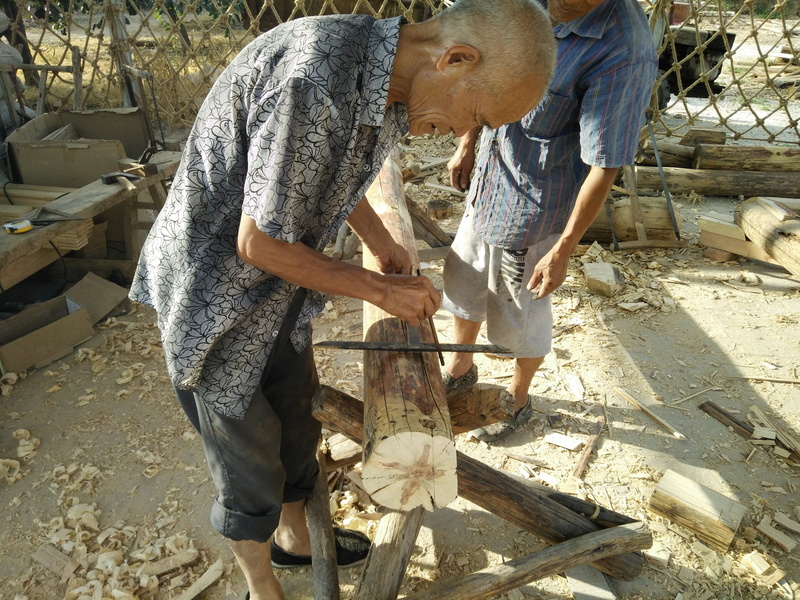 men, log, adult, holding, mature men, people, nature, real people, persimmon red, casual clothing, lifestyles, working, occupation, males, fuping shaanxi province