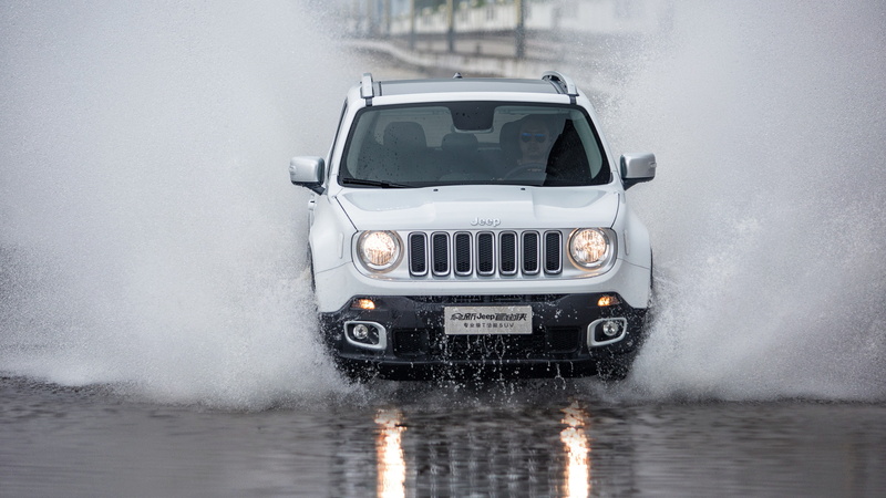 Jeep Renegade Limited, 4K, spray, covered, jeep, vehicle, white, water, sport, utility