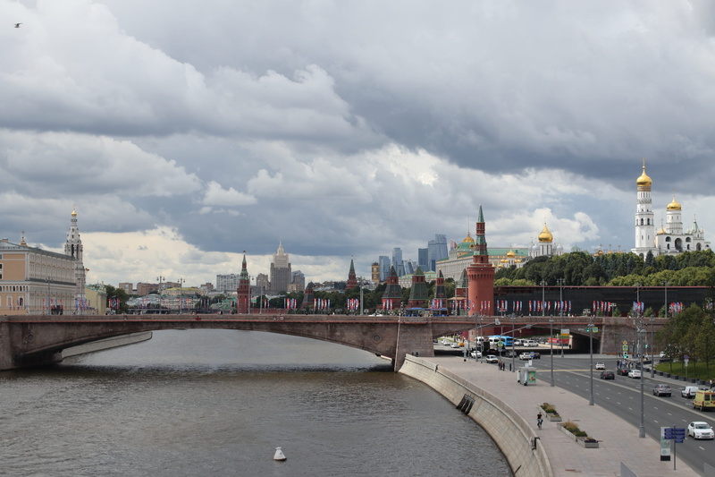 building, moscow, outdoors, city, water, sky, 2K, religion, building exterior, architecture, zamoskvoreche, river, cityscape, bad weather, tower, place of worship