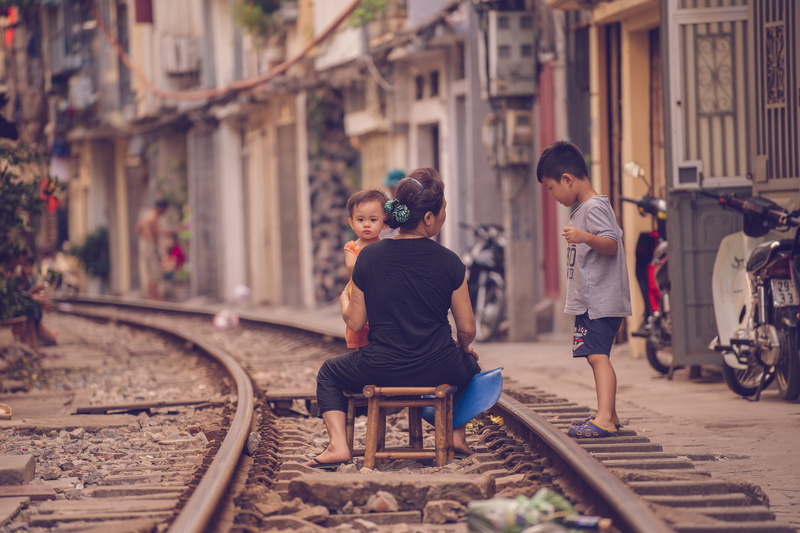 drama, childhood, rail transportation, safe, casual clothing, railroad track, real people, 5K, females, full length, men, people, urban, males, child