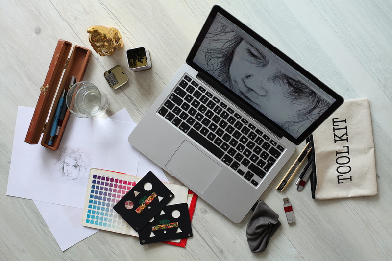 connection, digital, no people, indoors, table, large group of objects, office, modern, desk, 5K, monitor, wood - material, turned, workplace, graphic