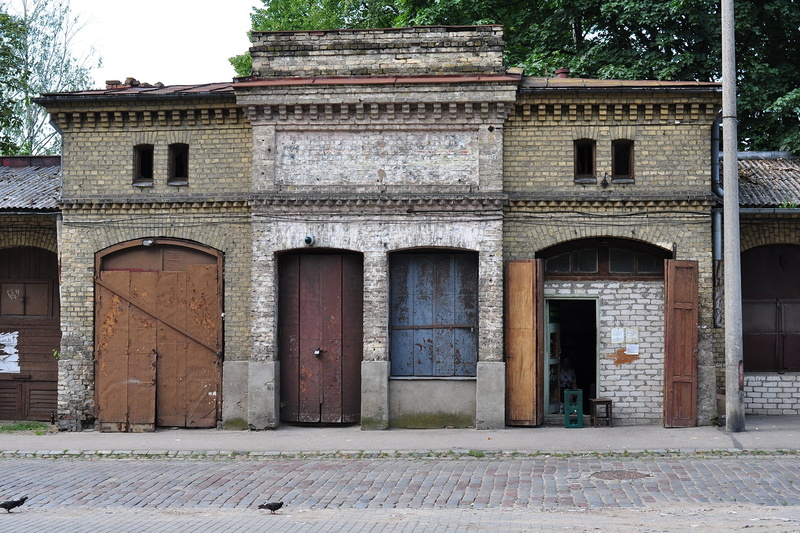 entrance, 1080P, the past, eastern europe, facade, building exterior, leave, plant, history, door, outdoors, wall, nature, arch, built structure, window