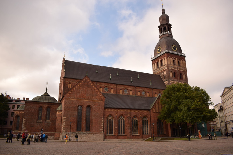 the past, belief, incidental people, monument, church, cloud - sky, travel, place of worship, place, architecture, dome, outdoors, famous, historical, building exterior