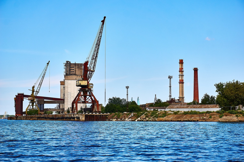 day, waterfront, water, building exterior, daugava, 5K, construction Industry, sea, old, architecture, crane - Construction Machinery, oil industry, go to waste