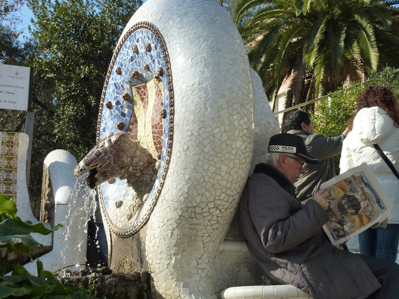 plant, gaudí, tree, mosaic, day, real people, sit, sitting, break, person, creativity, outdoors, nature, relaxation, adult, barcelona, newspaper, leisure activity